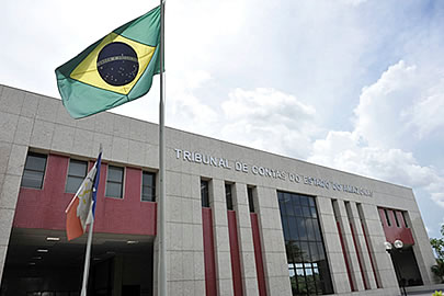 Leia mais sobre o artigo TCE-AM multa Adail Pinheiro e julga lei que criou 280 cargos