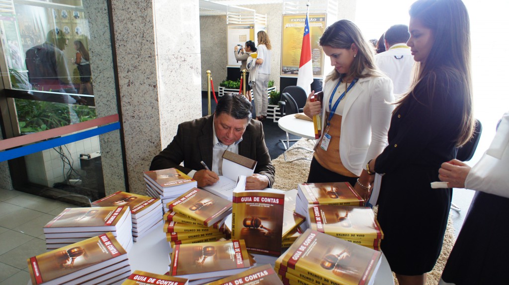 Procurador de Contas lança livro de orientação aos gestores públicos