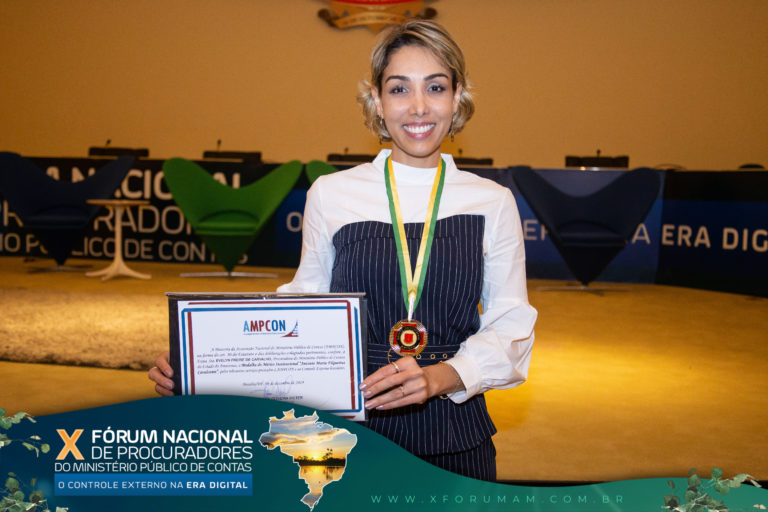 Subprocuradora-geral do MPC-AM recebe homenagem no X Fórum de Procuradores