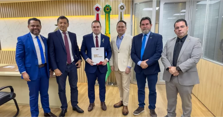 Procurador-geral de Contas do MPC-AM entrega relatório de gestão 2024 à Aleam