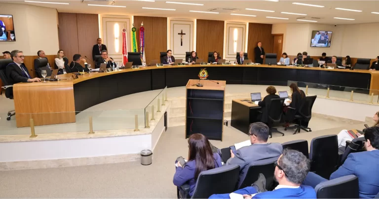 Vereador de Itacoatiara acumula cargos públicos de forma ilegal