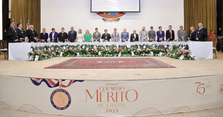 MPC-AM prestigia solenidade de entrega do Colar do Mérito de Contas do TCE-AM