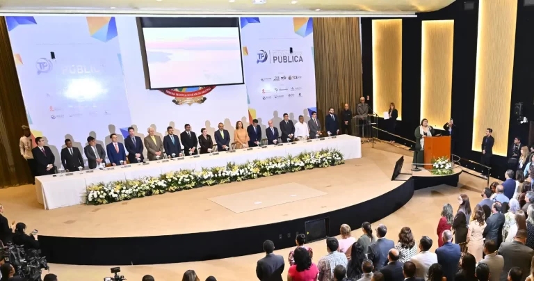 MPC-AM prestigiam solenidade de entrega do Colar do Mérito de Contas do TCE-AM