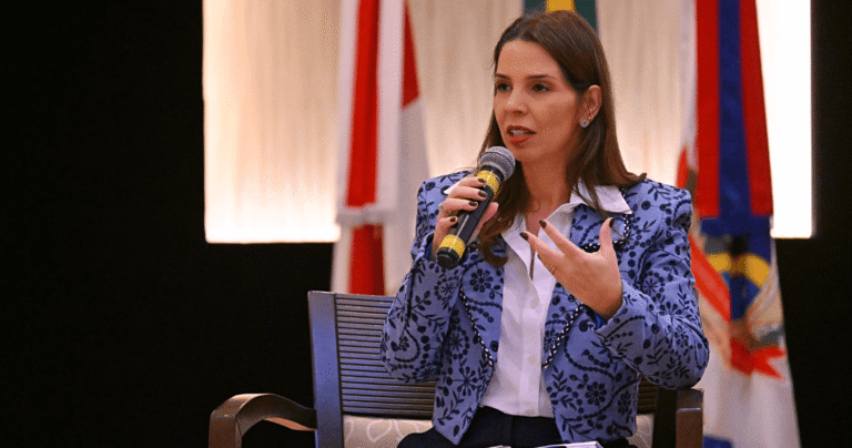 Procuradora de Contas Fernanda Cantanhede palestra em evento do Instituto de Direito Administrativo Sancionador Brasileiro