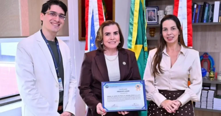 Procuradora de Contas entrega certificado de 1º lugar em Acessibilidade Digital do Projeto Rede PCD à presidente do TCE-AM